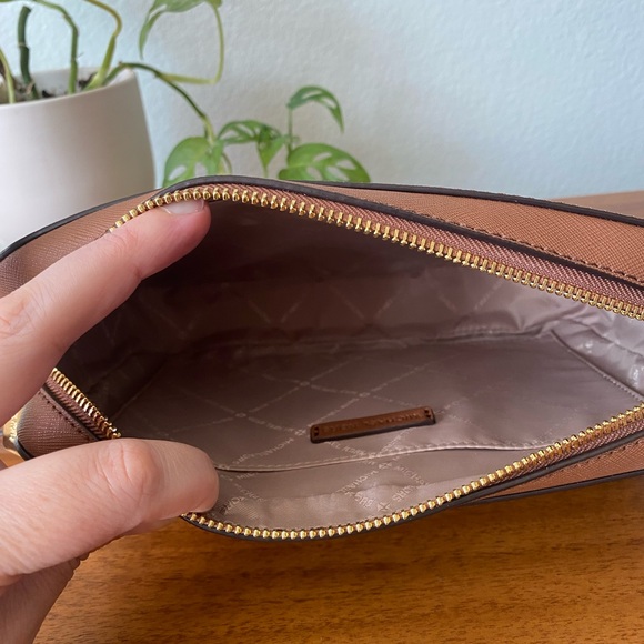 ♦️SOLD♦️ Michael Kors Large Leather Jet Set Item East West Crossbody Brown - Picture 8 of 15